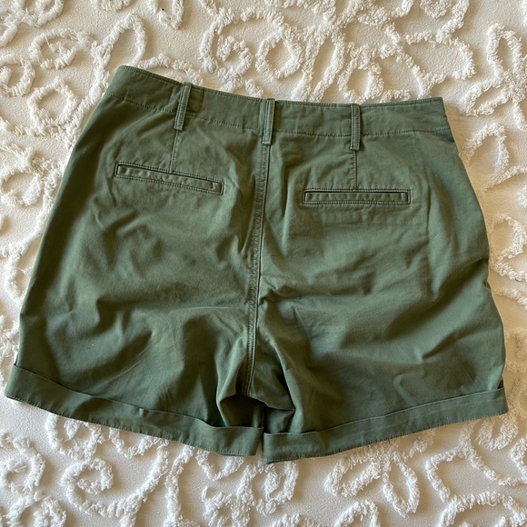 Gap 5” Khaki shorts, green, side pockets, back slit pockets, like new, size 6 - Picture 2 of 2